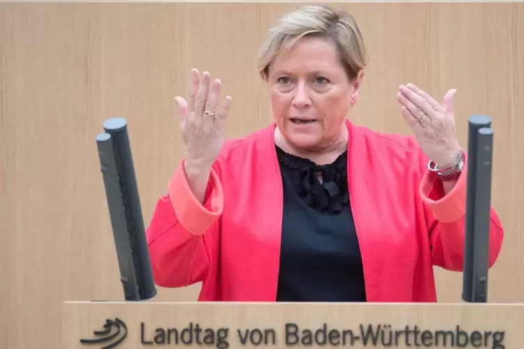 Susanne Eisenmann (CDU), Kultusministerin von Baden-Württemberg, spricht während einer Plenarsitzung im Landtag von Baden-Württe
