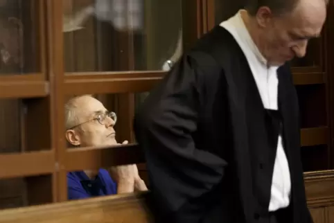 Der 57-jährige Angeklagte sitzt hinter Eckart Wähner (r), Verteidiger, vor dem Prozessauftakt um die tödliche Messerattacke gege