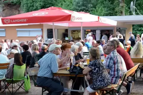 Biergarten-Atmosphäre (wie hier im Neufferpark im Sommer 2015): Das sähe die SPD-Fraktion gerne auch auf den großen Pirmasenser 