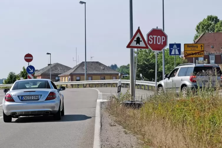 Das Stoppschild am Ende des Überfliegers ärgert viele Autofahrer, die bei Zweibrücken-Mitte auf die Autobahn fahren wollen. 