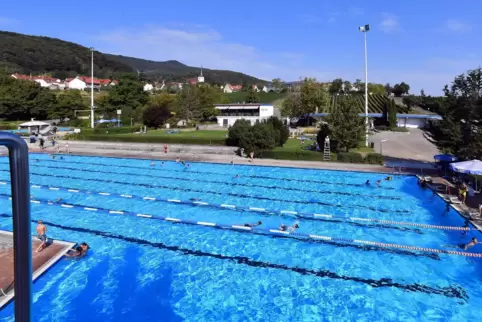 Leinen, mit denen die einzelnen Bahnen abgegrenzt werden, sind jetzt für die Schwimmbecken vorgeschrieben. 