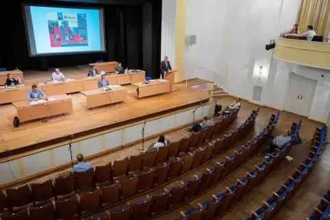Erneut, wie schon Ende April (unser Bild), bot die Festhalle die Kulisse für das Schauspiel Stadtrat.