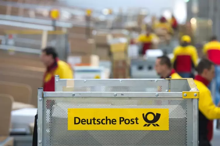 Pakete werden 2013 in der Zustellbasis des Postzustellers in Berlin sortiert.