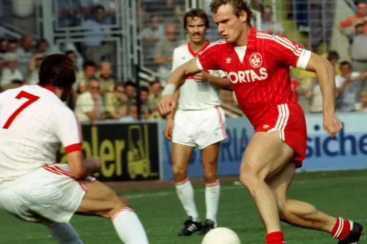 Mit Vorwärtsdrang hat sich Hans-Peter Briegel (am Ball) beim 1. FC Kaiserslautern durchgesetzt.