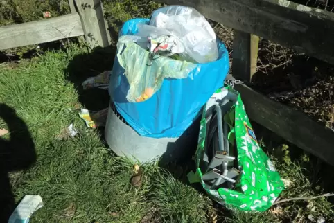Ein fast schon gewohnter Anblick am Nachtweideweiher: Jemand hat Hausmüll und Schrott in und an einem Mülleimer entsorgt. 