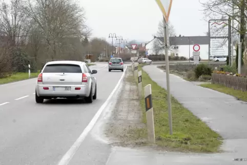Eine weitere Spur soll die Zufahrt und den Kreisel am Maxdorfer Gewerbegebiet „Im Reff“ vor allem im Berufsverkehr entlasten. Di