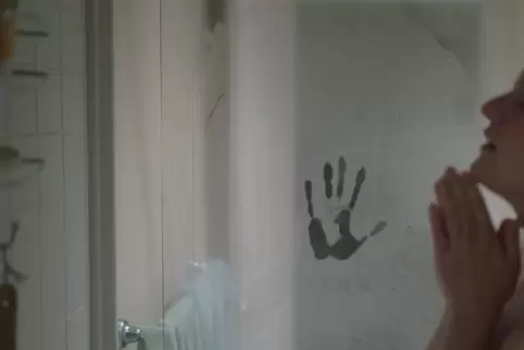 „Der Unsichtbare/The Invisible Man“: Durch die Hand in der Duschkabine fühlt sich Cecila Kass (Elisabeth Moss) terrorisiert; in 