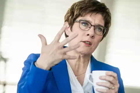 Annegret Kramp-Karrenbauer zur Mindestlohndebatte: „Nicht auf dem Rücken der Arbeitnehmer.“ 