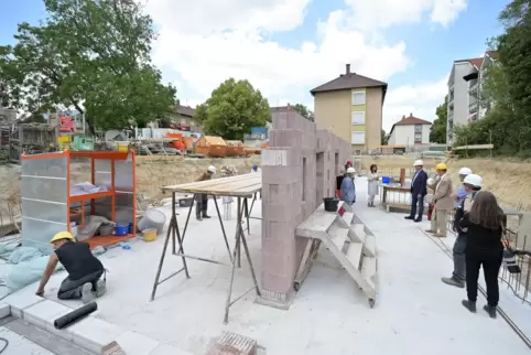 Arbeiten und Feiern: die Baustelle, kurz bevor OB Stefanie Seiler eine „Zeitkapsel“ einmauert. Arbeiten und Feiern: die Baustelle, kurz bevor OB Stefanie Seiler eine „Zeitkapsel“ einmauert.