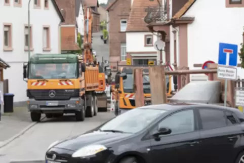 Die Straße Auf der Brücke ist bis zur Kreuzung Erfenbacher Straße/Mühlenweg wegen Kanalbauarbeiten gesperrt. Der Verkehr aus Ric