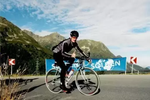 Schon immer gerne auf dem Rad unterwegs: Frank Viessmann beim Ötztaler Radmarathon 1998. 