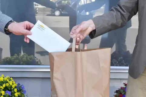Auf ältere Tafel-Kunden wartet eine besondere Überraschung.