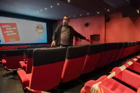 „Wir sind froh, dass wir endlich wieder Kino machen dürfen“, sagt Theodor Sieber vom Walhalla in Pirmasens. Jede zweite Reihe is