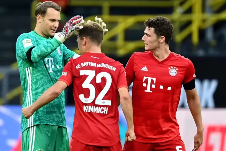 Der Jubilar gratuliert: Kapit&auml;n Manuel Neuer begl&uuml;ckw&uuml;nscht in seinem 400. Bundesligaspiel den Torsch&uuml;tzen Kimmich. Rechts Benja