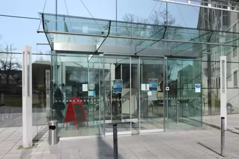 An den beiden Kliniken sind wieder Besuche möglich. Unser Bild zeigt den Eingang zur Asklepiosklinik in Kandel. 