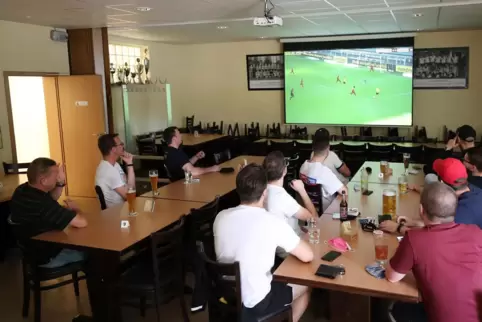 Abstand stimmt: Die Fans beim FV Dudenhofen.