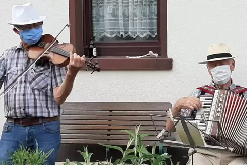 Hermann Nagel (links) und Richard Bach wollen den Mitbürgern in Obermoschel mit ihrer Musik eine Freude machen. Hermann Nagel (links) und Richard Bach wollen den Mitbürgern in Obermoschel mit ihrer Musik eine Freude machen.
