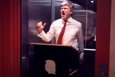 „Isch bin de beschd!“ Als Donald Trump rockt Kabarettist Alexis Bug im Aufzug ab. 