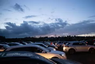 Virensicherer Zuschauerraum, alle einzeln in ihrem Käfig: Autokino im saarländischen Landsweiler.