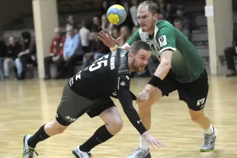Kampf um den Ball: Daniel Lanninger (grünes Trikot) gibt in der Partie gegen den TuS Dansenberg alles.
