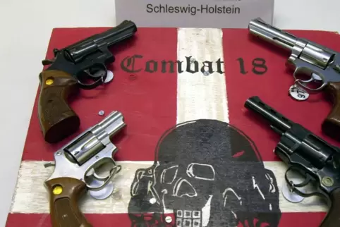 Sichergestellte Waffen der mittlerweile verbotenen Neonazi-Gruppe „Combat 18“. 