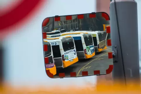 Auf einigen Bussen im Korso waren Todesanzeigen für das deutsche Busgewerbe zu sehen.