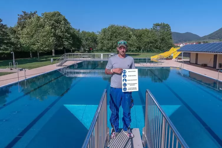Timo Graf, Betriebsleiter im Schwimmbad Edesheim, hält schon mal die Regeln für die Besucher bereit.