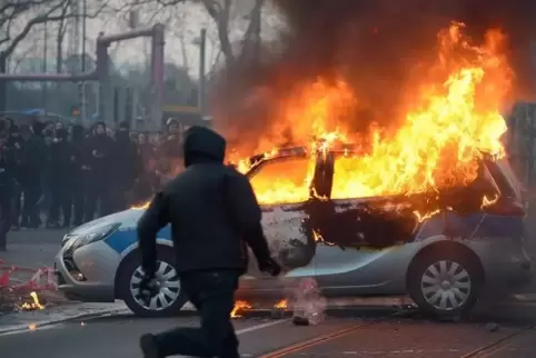 Gewalt gegen die Polizei: Vermummte Demonstranten zünden 2015 in Frankfurt einen Einsatzwagen an. 