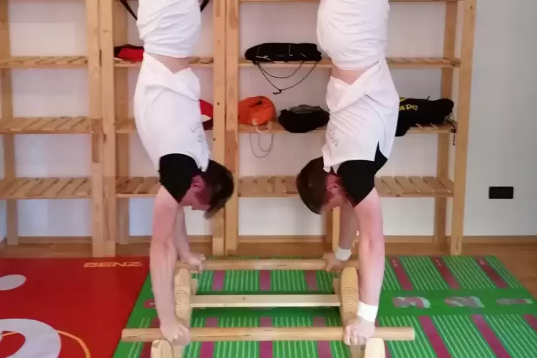 Am Minibarren: Daniel (links) und Lukas Eichhorn.