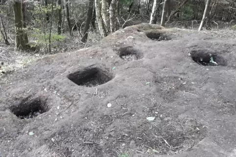 Wurden die Stufen des Jungfernstiegs erklommen, stößt man auf antike Fels-Brandgräber. Wurden die Stufen des Jungfernstiegs erklommen, stößt man auf antike Fels-Brandgräber.