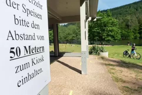 Pfeile auf dem Boden, Schilder für die Gäste: Am Seehof-Kiosk lief der „Corona-Betrieb“ am Wochenende gut an.