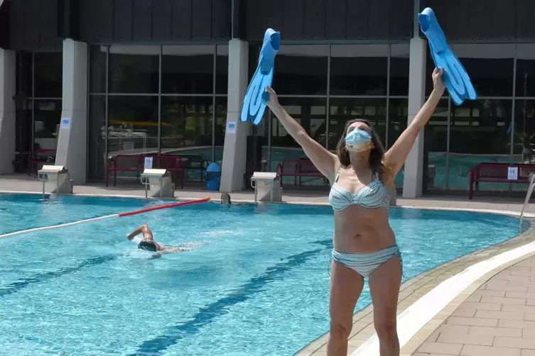 Auch die passionierte Schwimmerin Monika Franck bricht beim Anblick des Freibads in Jubel aus – der wird allerdings durch den Mu