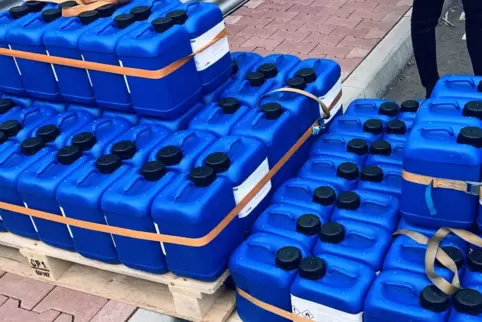 Für Abholer bereit: Thor spendet Desinfektionsmittel. Für Abholer bereit: Thor spendet Desinfektionsmittel.
