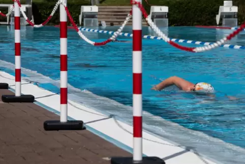 Freibad in Corona-Zeiten: Schwimmen hinter Absperrungen.