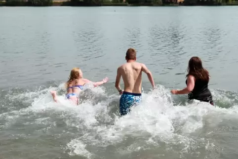 In der Schlicht seit Mittwoch wieder erlaubt: schwimmen. Im Wasser und am Badestrand gelten aber weiterhin das Abstandsgebot und