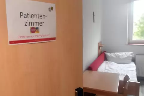 Blick in eines der Einzelzimmer im Notkrankenhaus. 