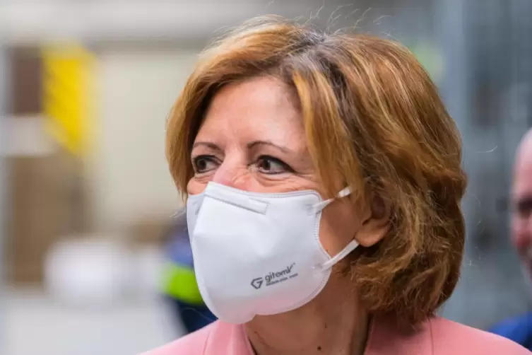 Die rheinland-pfälzische Ministerpräsidentin Malu Dreyer mit Mund-Nasen-Maske