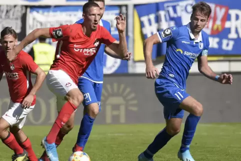 Brennt mit seinen Kollegen auf den Neustart: Der Lauterer Mittelfeldspieler Janik Bachmann, hier beim 1:1 im Hinspiel gegen Magd
