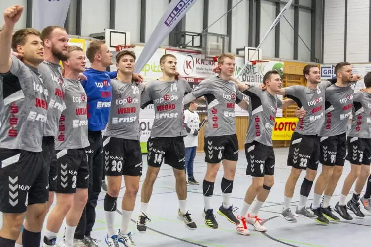 „So sehen Sieger aus“: Ihren kollektiven Jubelgesang durften die SV 64-Handballer in dieser Oberliga-Saison fast immer anstimmen
