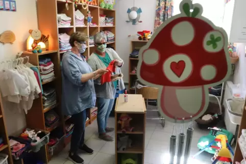  Kinderschutzbund Kinderkleiderladen: Im Babyzimmer Roswitha Giersch (links) und Jutta Best.