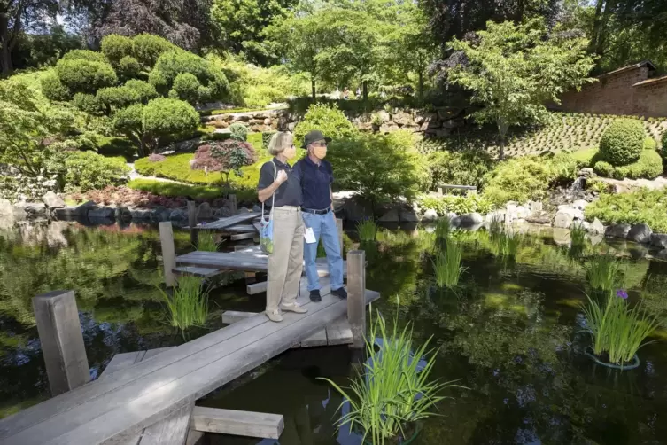 Ruhe genießen: Zwei Besucher lassen den Japanischen Garten auf sich wirken.