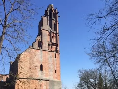 »Wie ein Fels in der Brandung« ragt die Klosterruine Limburg über Bad Dürkheim. Sie hat schon gute und schlechte Zeiten überlebt