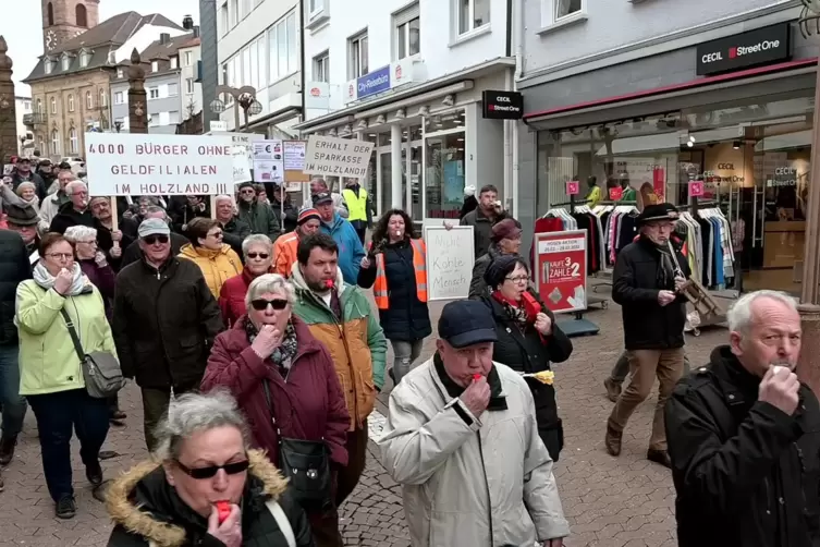 Im Februar hatten Bewohner der Holzlandgemeinden in Pirmasens für den Erhalt ihrer Sparkassenfiliale demonstriert.
