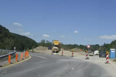 Mittlerweile schon ein gewohntes Bild: die Fahrbahnverschwenkung vor dem südlichen Imsweilerer Ortseingang wegen den Arbeiten an Mittlerweile schon ein gewohntes Bild: die Fahrbahnverschwenkung vor dem südlichen Imsweilerer Ortseingang wegen den Arbeiten an