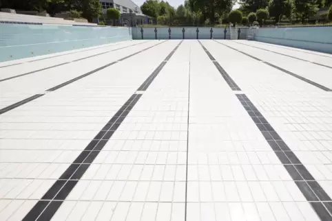 Im Warmfreibad sind momentan unter anderem Arbeiten an der Abdichtung im Gange. Auch Malerarbeiten wurden schon durchgeführt und