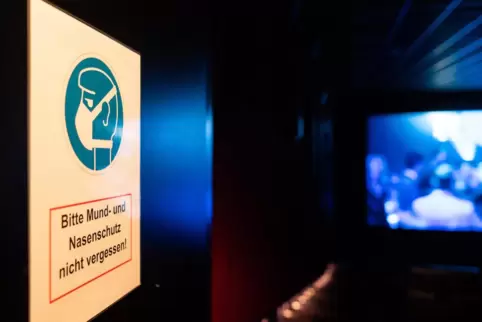 Auch während der Filmvorführung generell vorgeschrieben: Mund-Nasen-Schutz.