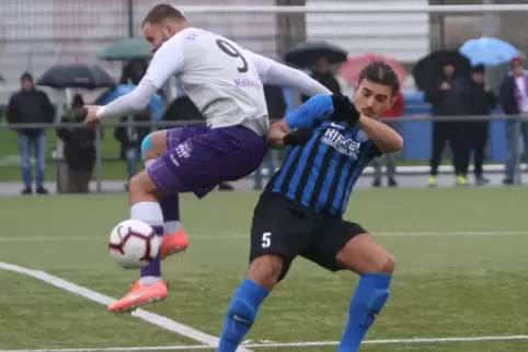Steigt mit seinem Team wohl in die Oberliga auf: der Speyerer Verteidiger Edonart Leposhtaku (rechts). 