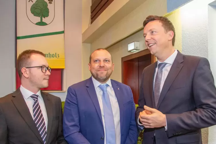 Der scheidende Bexbacher Beigeordnete Benjamin Schappe (links), hier mit Bürgermeister Christian Prech (CDU/Mitte) und Saar-Mini