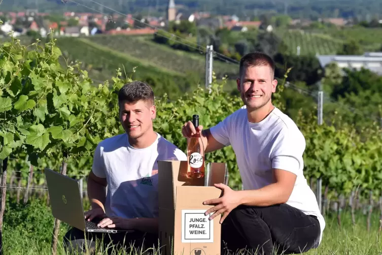 Julian Steigert (links) und sein Bruder Marcel liefern die Weinpakete auch mal selbst aus.