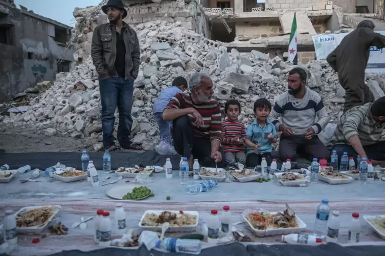Eine Szene aus dem gerade zu Ende gegangenen Ramadan: In Al Atarib in der Provinz Aleppo feiern die Menschen eines im Krieg zers